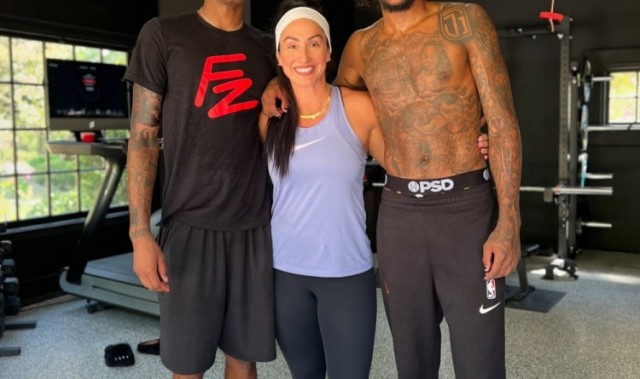 杰伦-格林挑战高难度力量训练 健身教练分享单腿提举杠铃核心展示