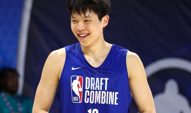 官方网站-媒体人称赞杨瀚森夏联首秀表现：长江后浪催前浪，这个开局太梦幻了